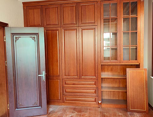 泉州中式家庭装修里定制的实木衣柜效果图